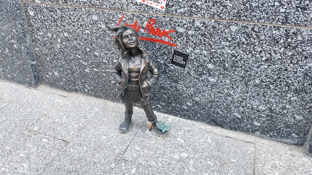 Naine Petite dame punk