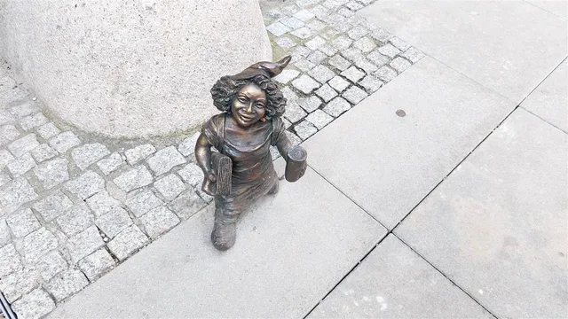 Zwergin Studentin Klaudia